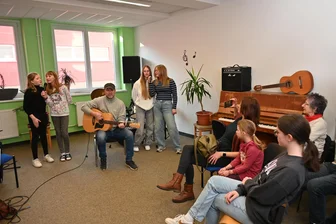 Sayda: In der Oberschule ist die Kreidetafel längst Geschichte - Im Probenraum stellten Schüler ihr musisches Talent unter Beweis, begleitet von Ray Kreher an der Gitarre.