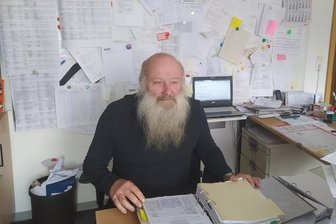 Saydaer Urgestein ist ein Mann für alle Fälle - Ein Berg an Arbeit: Trotz der vielen Aufgaben verliert der Saydaer Vereinschef Matthias Neubert nicht den Überblick.