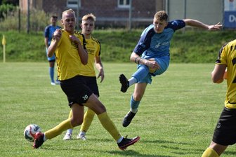SC Altmittweida fährt ohne Erwartungen zum Derby - Im Hinspiel ärgerten Pascal Claußnitzer und der SC Altmittweida den BSC Freiberg, hier mit Kevin Budach (l.) und Paul Bauch, trotz der 3:4-Niederlage gewaltig. Nun stehen die Vorzeichen anders.