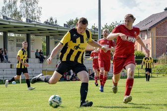 SC Altmittweida in der Vorbereitung weiter makellos - Torschütze Florian Mroczek (l.) und der SC Altmittweida hatten im Testspiel keine Probleme gegen den BSC Motor Rochlitz, hier mit Richard Hantusch. Für den Landesklasse-Absteiger war es der dritte Sieg im dritten Vorbereitungsspiel. Foto: Tom Schirmeister