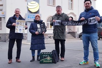 SC Syrau erneut Online-Stadtmeister - Stadtwerke-Geschäftsführer Peter Kober und Pressesprecherin Mandy Wolf (von links) überreichen Urkunde, Sternquell-Bier und Siegprämie an die Syrauer Rainer Nestripke und Chris Begerock.