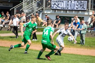 SC Syrau: Jetzt ist auch das letzte Punktepolster weg - Luca Scholler (am Ball) zählt zu den Gewinnern der letzten Wochen, machte auch in Stollberg ein gutes Spiel.
