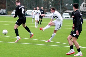 SC Syrau lässt in der Fußball-Sachsenklasse erneut zwei Punkte liegen - Der Schuss von Tobias John (Mitte in Weiß) wird sichere Beute des Freiberger Torhüters.