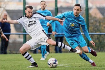 SC Syrau schießt sich an die Spitze - Pascal Steinbach (links) steuerte zu Syraus 7:0 gegen den BC Erlbach zwei Treffer bei. Markus Scholz (rechts) kämpfte mit seinem SV Concordia Plauen gegen den FSV Treuen. Der siegte mit 2:1.