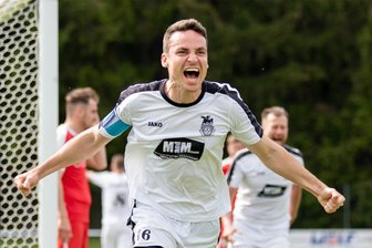 SC Syrau startet in die Landesklassesaison: Wird das zweite Jahr das schwerste? - Syraus Kapitän Paul Schneider geht mit seinem Team erneut die Mission Klassenerhalt an.