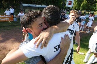 SC Syrau zittert sich zum Klassenerhalt - Geschafft! Trainer Chris Begerock (links) herzt Spieler Michel Bär.