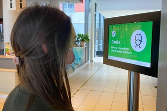 Scanner in Plauener Klinik überwacht Einhaltung der Maskenpflicht - Maskenscanner bei Helios: Im Eingangsbereich des Helios Vogtland-Klinikums überwacht ein neuartiger Scanner die Einhaltung der Maskenpflicht in dem Krankenhaus.