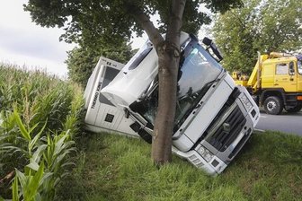 Schönfels: Lkw kippt in Seitengraben - Bergung dauert an -