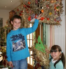 Schönste Erntekronen prämiert - 
              <p class="artikelinhalt">Stephanie Fiedler und Franz Nestler zeigen die preisgekrönte Erntekrone Markersbacher Jenaplanschule. </p>
            