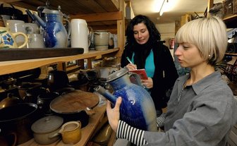 Lore Liebscher und Sylvie Triemer bei der Bestandsaufnahme auf der Burg Mylau