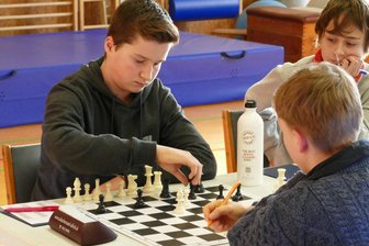 Schach-Bezirksklasse: Zwei Teams aus dem Erzgebirge liefern sich spannendes Rennen bis zum Schluss - Jugendspieler Magnus Oestreich von der SG Hohndorf musste gegen Marienberg bei den Männern aushelfen.