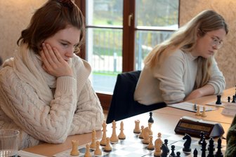 Schach-Bundesliga: Rodewischer Schachmiezen bereit für das Gipfeltreffen der Top 3 - Fiona Sieber (links) ist mit dreieinhalb Punkten aus vier Partien in dieser Saison bisher erfolgreichste Schachmieze. Rechts Stavroula Tsolakidou, die bei den Rodewischerinnen das Spitzenbrett besetzt.