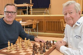 Schach in Aue: Zwischen Bundesliga-Ambitionen und realistischen Zielen - ESV-Gründer Rainer Hillebrand (r.) hat im vergangenen Jahr sein Amt als Vereinspräsident aus Altersgründen niedergelegt. René Rücker hat den Posten übernommen.