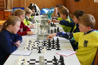 Schach-Kreismeisterschaft: Wie junge Erzgebirger einem Teenager aus Indien nacheifern - Hier sind die Teilnehmer der Altersklasse U 12 am Grübeln.