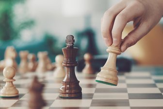 Schach-Routinier aus Lengefeld darf jubeln - Die Senioren griffen in Hohndorf zu den Schachfiguren.
