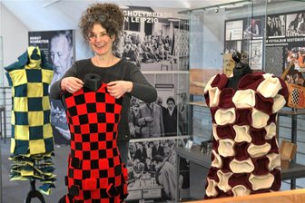 Schachbrett-Kleider und Geheimnisse aus Omas Küche: Was das Museum Oederan diesen Frühling zu bieten hat - Das Schachbrett als Design-Muster: Museumsleiterin Michaela Kruse präsentiert extravagante Kleidung.