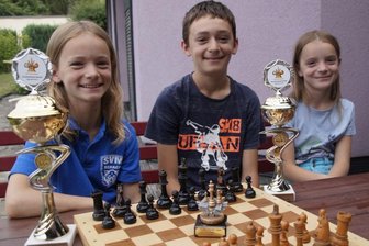 Schachfamilie mit Ambitionen - Das erfolgreiche "Stiehler-Schach-Trio", von dem jeder bei Sachsenmeisterschaften schon einmal auf dem Siegertreppchen stand - Mara, Daniel und Ellen (von links).