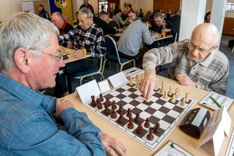 Schachspieler aus allen Ecken Deutschlands reisen nach Seiffen - Bohuslav Korinek (r.), der hier gegen den Hainichens Uwe Leichsnering spielt, saß über 20 Jahre für die Seiffener am Brett.