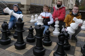 Schachspielerin sorgt für strahlende Kinderaugen - Colette Phenn, Vereinsvorsitzende des Schachclubs Reichenbach, schenkte der Dittesschule Schachfiguren für ihr leeres Spielfeld.