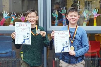 Schachtalente ermitteln ihre Besten - Ben Härtel (rechts) und Maximilian Kautz freuten sich über Gold und Silber in der Altersklasse U12.