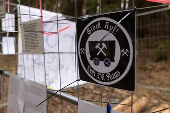 Schachtunglück im Erzgebirge: Neue Funde lösen Polizeieinsatz aus - Die Stelle in Frohnau, an der Oliver K. vermutlich in den Kippenhainer Stollen eingestiegen ist, hat sich in den vergangenen Wochen zu einem Pilgerort entwickelt. Auch Gerüchte halten sich.