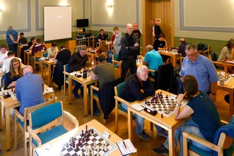 Schachturnier des Glauchauer SC wird zum vollen Erfolg: „Die ganzen Anstrengungen haben sich gelohnt“ - Fast 100 Schachspielerinnen und -spieler haben an dem viertägigen Turnier in Glauchau teilgenommen.