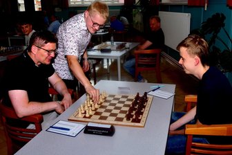 Schachturnier in Reichenbach: Der Favorit setzt sich durch - Turnierleiter Jan-Niklas Phenn (Zweiter von links) führt den symbolischen ersten Zug des Turniers am Brett des Top-Favoriten und späteren Sieger Ferenc Langheinrich (links) aus.