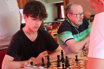 Schachturnier in Waldkirchen: 14-Jähriger gewinnt den Pokal - Turniersieger Maxim Melestean.