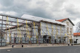 Schaden am Generationenbahnhof: Erlau will klagen - Wegen des Schadens am Flachdach war der Generationenbahnhof viele Monate mit einem Schutzdach versehen. 