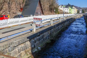 Schaden an Bachmauer im Erzgebirge sorgt für Sperrung – Bergbau könnte Ursache sein - Eine Fahrspur und der Fußweg sind entlang des Schlemabachs in Bad Schlema abgesperrt.