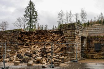 Schaden an historischer Waldbühne in Schwarzenberg: Mauerteil von Bühnenbereich eingestürzt - Mauereinsturz im hinteren Bereich der Bühne auf der Waldbühne Schwarzenberg.