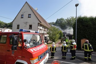 Schaden nach Brand in Schönberg beläuft sich auf rund 75.000 Euro: Was die Flammen am Dienstag zerstört haben - Nach dem Brand der Doppel-Garage wird der Sachschaden auf rund 75.000 Euro beziffert.