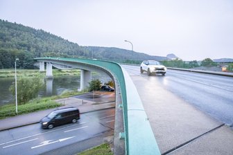 Schadhafte Elbbrücke bei Bad Schandau: Nun dürfen auch schwerere Lkw das Bauwerk wieder passieren - Die Elbbrücke Bad Schandau war monatelang komplett gesperrt, später wurde sie bis 7,5 Tonnen freigegeben. Ab Mittwoch dürfen nun auch schwerer Lkw wieder passieren.