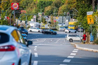 Schadstellen nach Sanierung: Ortsumfahrung in Aue wird erneut zur Baustelle - Straße halbseitig gesperrt - Wird am Montag zur Baustelle: die viel befahrene Dr.-Otto-Nuschke-Straße in Aue im Bereich zwischen McDonalds-Kreuzung und Gartenstraße.