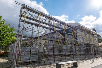 Schäden am Generationenbahnhof größer - Der Erlauer Generationenbahnhof wird wegen der Schäden am Dach des Zwischenbaus wohl noch viele Wochen eine Baustelle sein. Seit November vorigen Jahres stehen bereits die Gerüste.