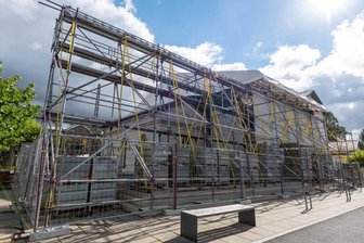 Schäden am Generationenbahnhof größer - Der Erlauer Generationenbahnhof wird wegen der Schäden am Dach des Zwischenbaus wohl noch viele Wochen eine Baustelle sein. Seit November vorigen Jahres stehen bereits die Gerüste.