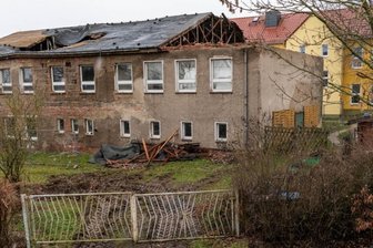 Schäden an alter Schule: Amt sieht keine Gefahr für Kita-Areal - Die ehemalige Schule in Königsfeld ist marode. Nun kam die Sorge auf, Teile könnten auf das Gelände des benachbarten Kindergartens (gelbes Gebäude) fallen. Doch das Landratsamt sieht aktuell keine Gefahr. 