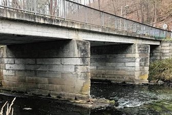 Schäden an Brücke fielen schon im Frühjahr auf - Ausspülungen unterhalb der Brückenpfeiler waren während des Niedrigwassers der Weißen Elster in den Sommermonaten sichtbar.