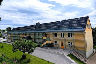 Schäden an Schule im Erzgebirge: Solarfirma lehnt Forderung der Stadt ab - Wie es mit dem Dach der Elterleiner Grundschule weitergeht, ist jetzt ein Fall für ein Schiedsverfahren.