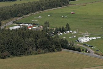 Schäden auf Flugplatz Großrückerswalde - Flugbetrieb kurzzeitig nicht möglich - Das Gelände des Flugplatzes Großrückerswalde aus der Vogelperspektive. Am vorletzten Wochenende musste dort der Flugbetrieb kurzzeitig eingestellt werden.