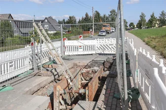 Schäden durch Breitbandausbau: Vollsperrung der Bundesstraße in Mittelbach - Schon länger gibt es auf der B 173 eine halbseitige Sperrung mit Ampel (Foto). Nun ist eine Vollsperrung nötig.