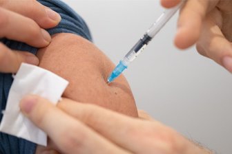 Schäden durch Coronaimpfung von Biontech? Landgericht Chemnitz weist Klage zurück - Ein Rentner aus dem Erzgebirge gibt an, nach der Impfung gesundheitliche Probleme zu haben. Das Landgericht sah es nicht als erwiesen an, dass diese Probleme aus der Impfung resultierten.