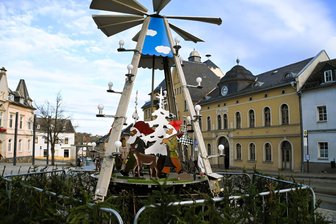 Schäden durch Polenböller sind Geschichte: Netzschkauer bringen ihr Ortspyramide in Schuss - Die Netzschkauer Pyramide wurde nach Beseitigung der Schäden auf dem Markt aufgestellt.