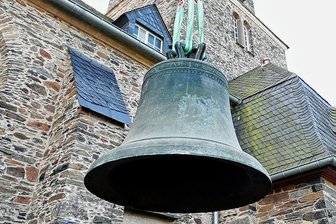 Schäden größer als gedacht: Theumaer Glockensanierung dauert deutlich länger - Vor rund einem halben Jahr waren die Bronzeglocken aus der Theumaer Kirche geholt worden. Daniel Beck überwachte den Vorgang. 