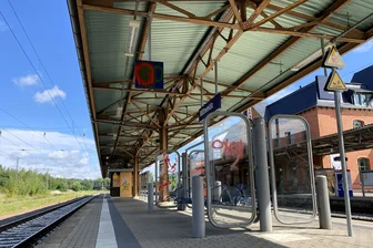 Schäden in Mittweida: Polizei geht Zeugenhinweisen zu möglichen Tätern nach - Am Bahnhof Mittweida haben Unbekannte Farbe versprüht.