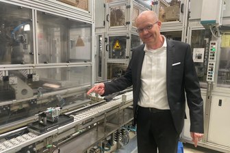 Schaeffler-Werk in Limbach: Wohin geht die Reise nach einer 75-jährigen Verbrenner-Geschichte? - Werksleiter Carsten Czenkusch vor einem Diesel-Injektor, der noch das größte Produktionsvolumen im Limbacher Schaeffler-Werk ausmacht.