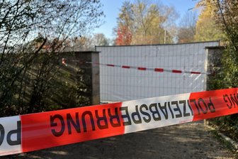 „Schändung macht uns fassungslos“: Zwickaus Oberbürgermeisterin entsetzt über Nazi-Schmierereien am Denkmal am Schwanenteich - Bis zur Beseitigung der verfassungsfeindlichen Schmierereien bleibt das Denkmal am Schwanenteich gesperrt.