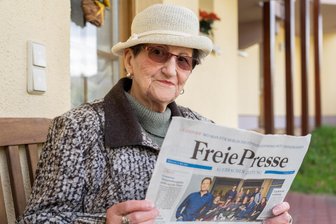 Schänn Dank und machts gut, Leit: Vogtländer trauern um Mundartautorin „Meta“ Renate Mönnich - Renate Mönnich mit Hut und „Freier Presse“: So kannten sie viele. Fast 58 Jahre schrieb sie als Mitarbeiterin der Zeitung – die letzten 29 Jahre die Kolumne „Be uns drham“.