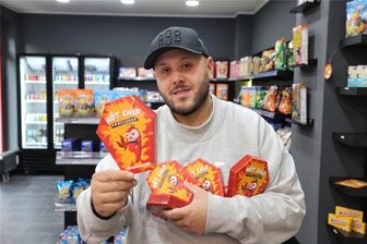 Schärfster Chip der Welt: Warum er in Chemnitz ausverkauft ist - Ladenbesitzer Tomy Weber zeigt im Bild in seinem Zwickauer Geschäft die Verpackungen für den „Hot Chip“. Derzeit ist er im Chemnitzer Laden ausverkauft.