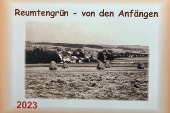 Schätze aus dem Archiv: Jedes Kalenderblatt für 2023 berichtet von einem Anfang in Reumtengrün - Der fünfte Kalender, den Reumtengrüns Ortschronisten für 2023 herausgegeben haben, ist diversen Anfängen gewidmet.